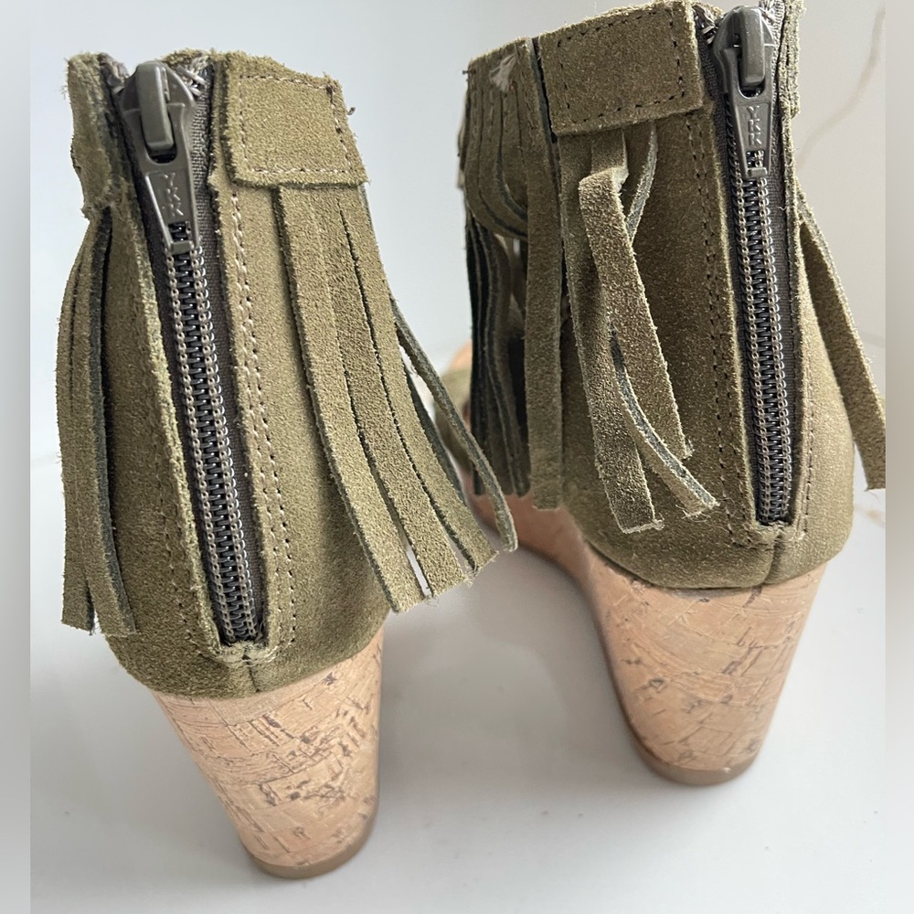 Minnetonka suede Fringe Wedge Sandals size 9 NWT - Picture 2 of 6